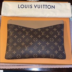 🌺 LOUIS VUITTON DAILY POUCH ON SALE 1HR 🌺